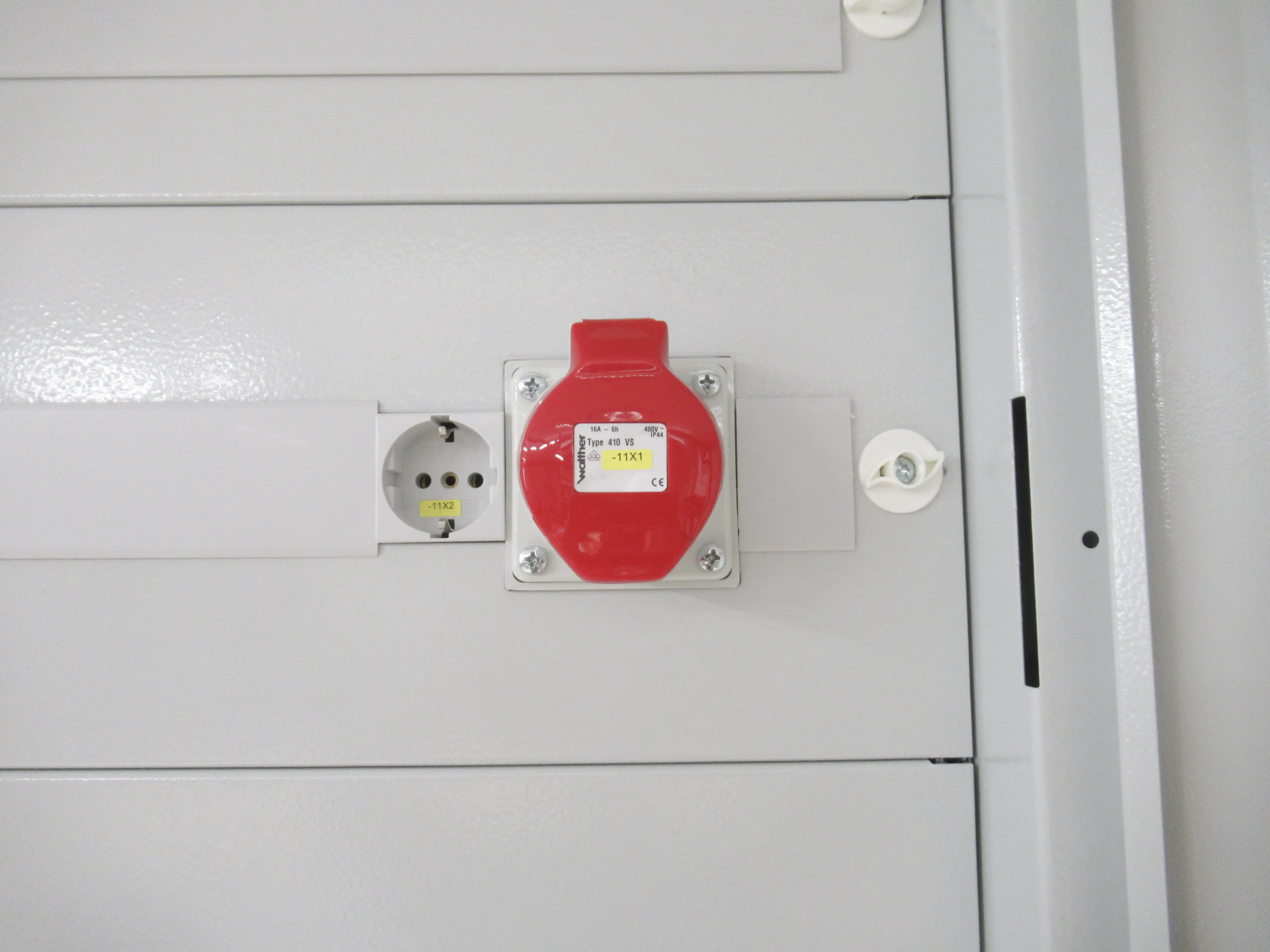 Bild zeigt Schalter aus Verteilerkassten mit roter Abdeckung.