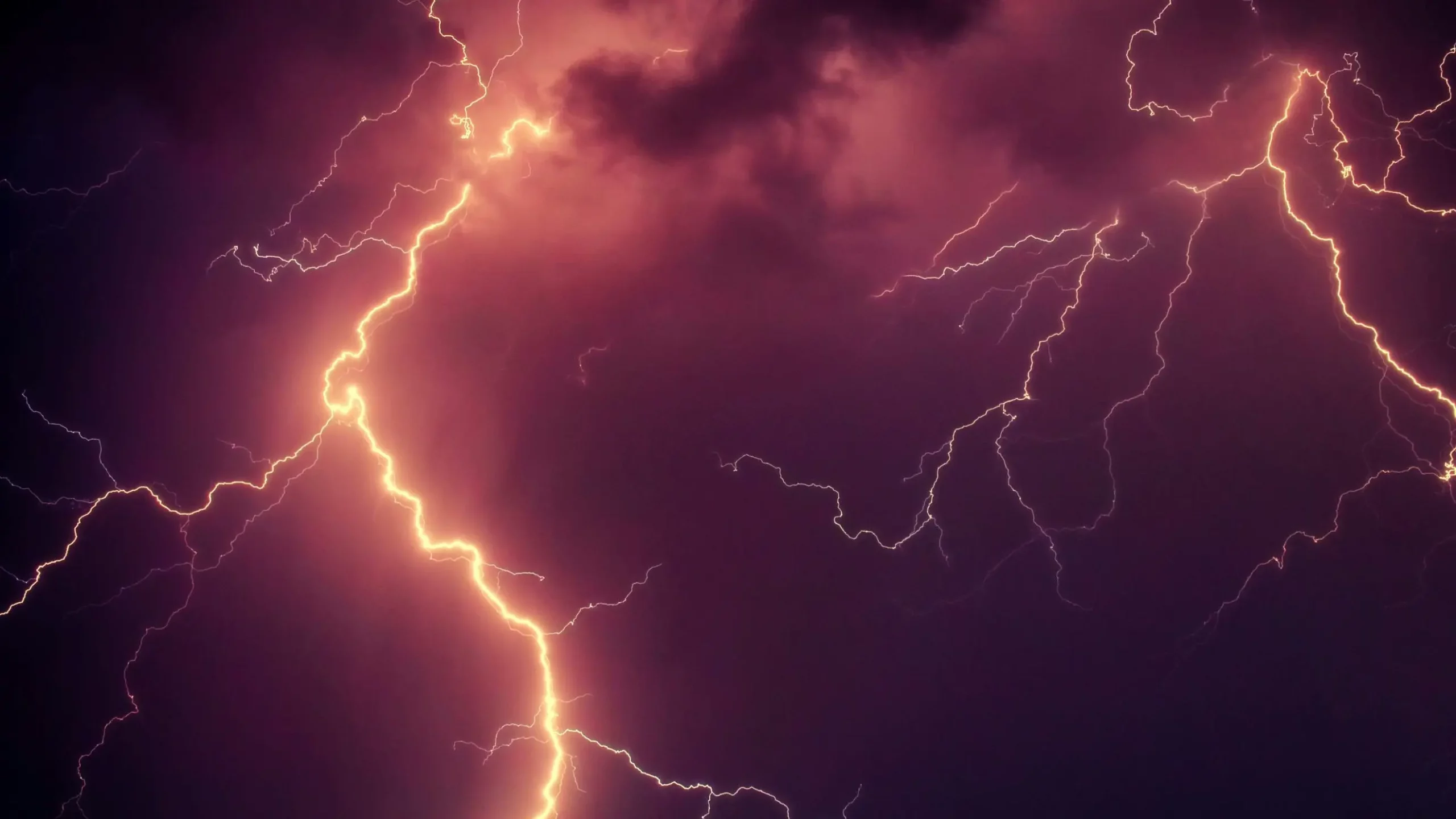 Das Bild zeigt Blitze in einer dunklen Wolke