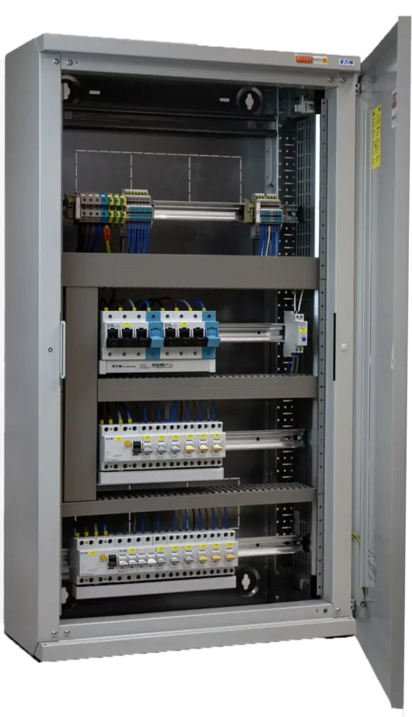 Bild zeigt offenen Verteiklerbaukasten mit sauber gesetztem Innenleben.