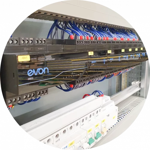 ZENZ_Verteilerbau_rund_12 Bildausschnitt eines Smarthome Verteilers ohne Frontplatte.